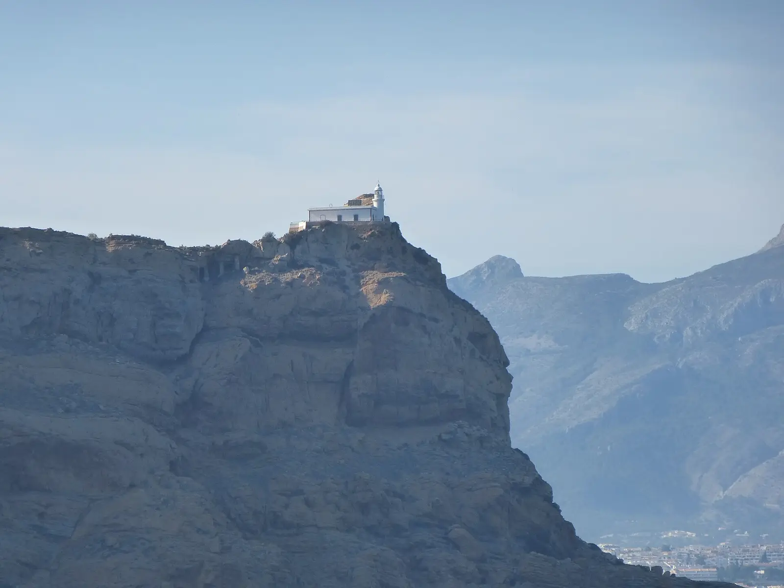 De vuurtoren van Albir hoog op de kliffen van Serra Gelada