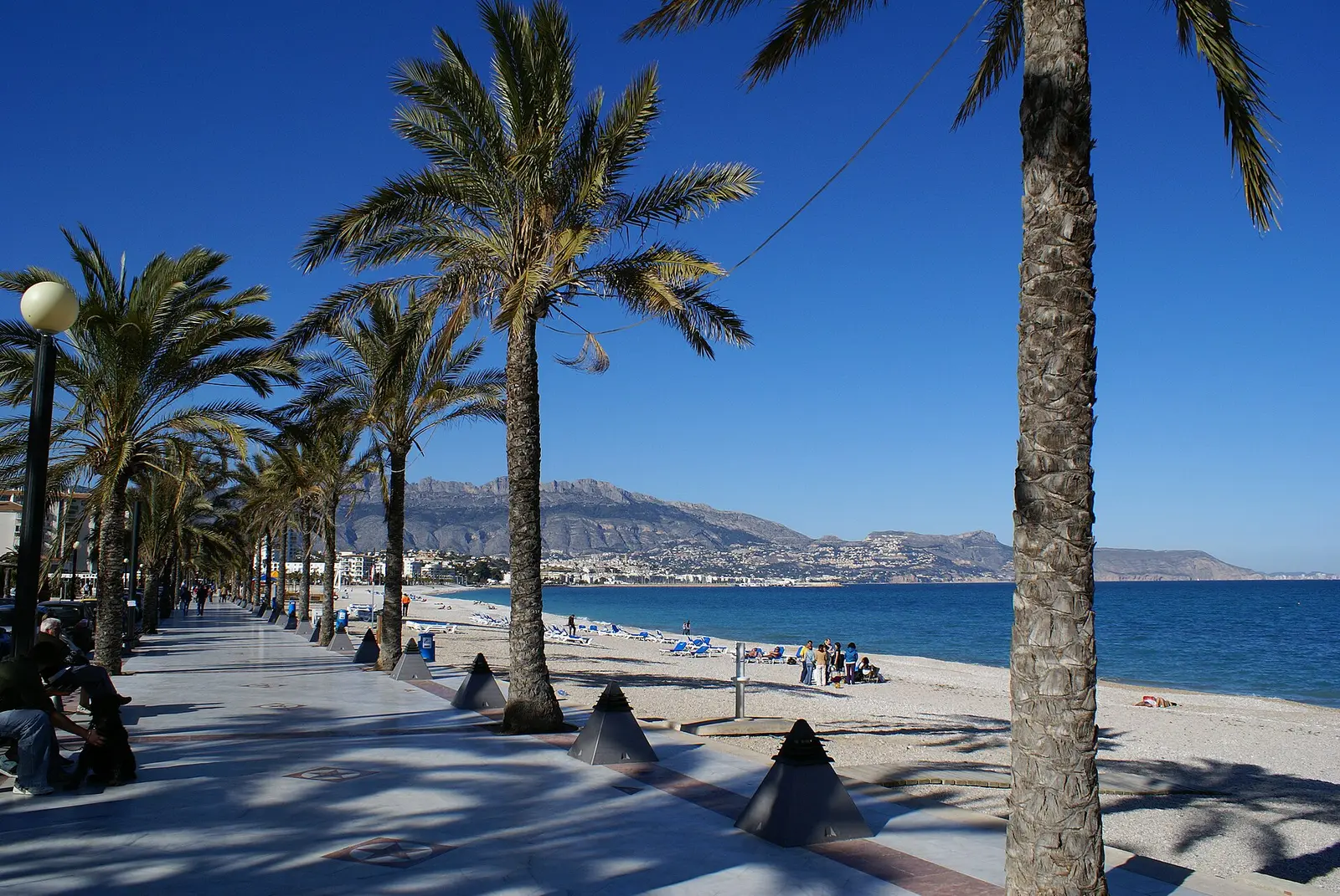 De palmenpromenade van Albir langs het strand