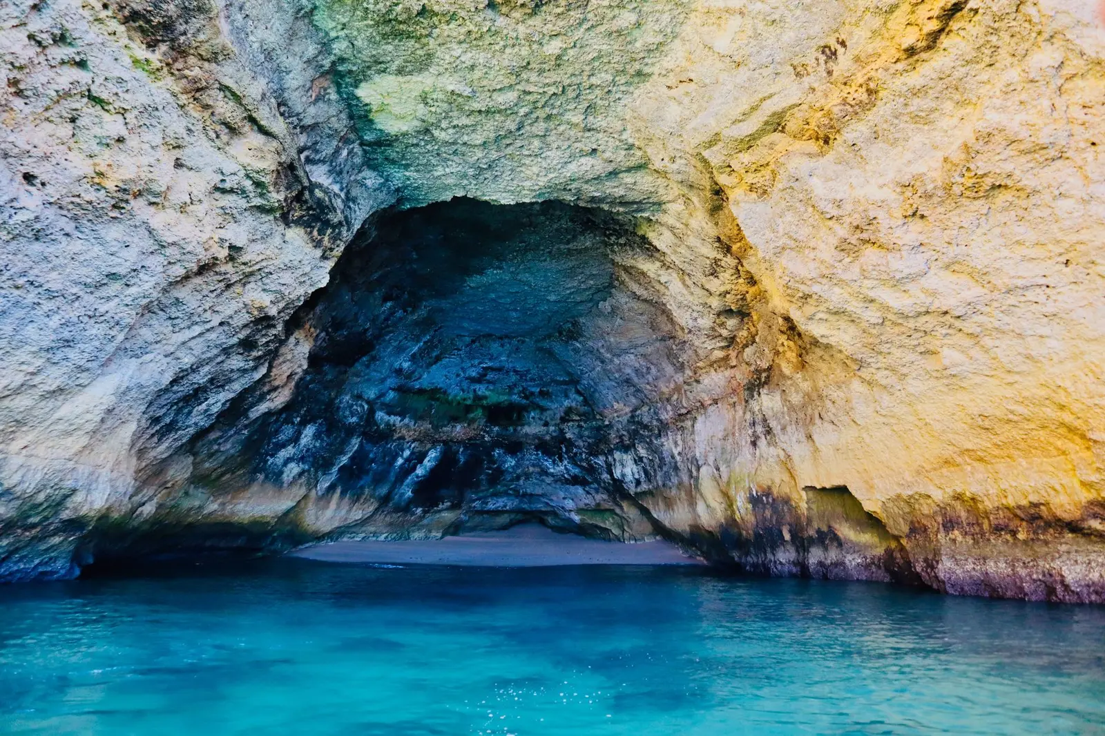De grot van Benagil bij Carvoeiro, Algarve