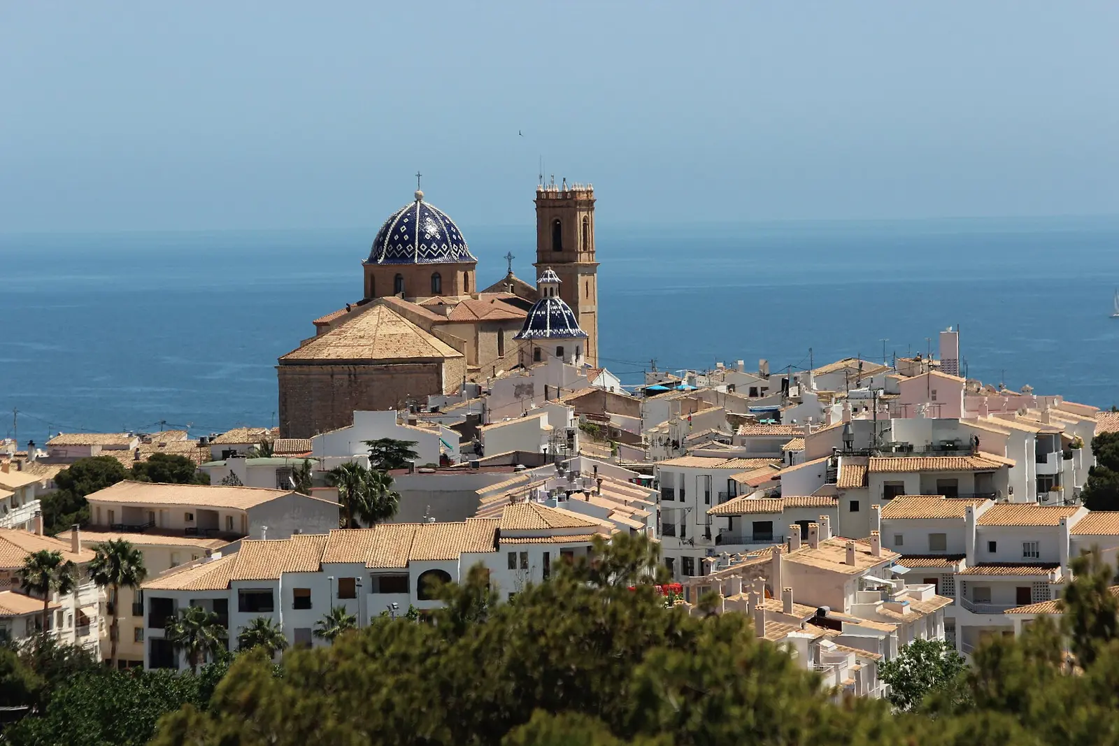 De blauwe koepelkerk van Altea boven het witte oude dorp aan zee
