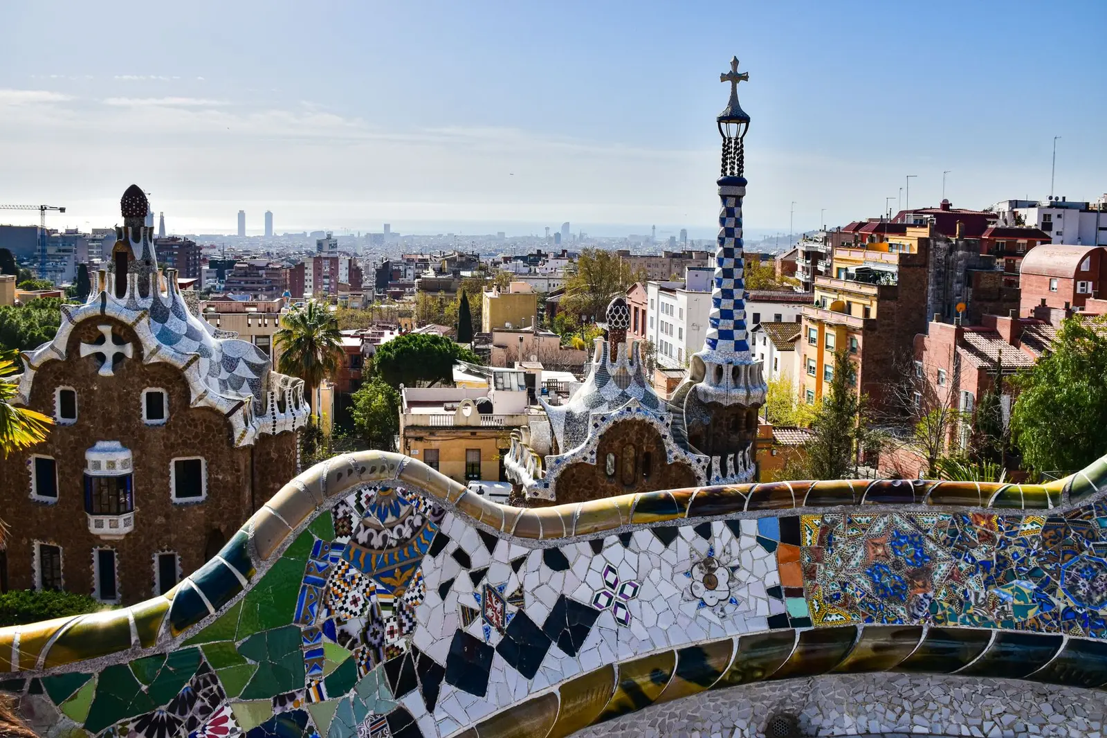 Het mozaiekterras van Park Guell met Barcelona erachter