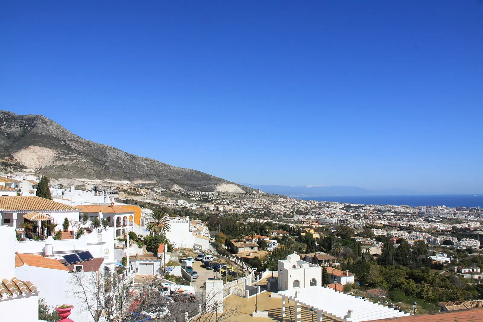 Benalmádena met de bergen erachter
