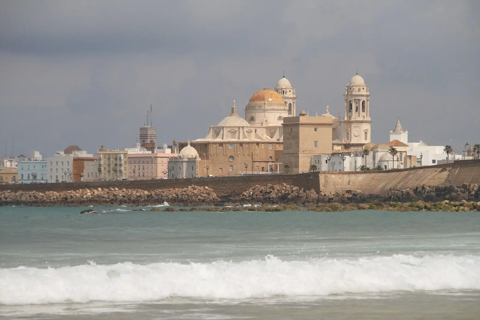 De kathedraal van Cádiz gezien vanaf het strand