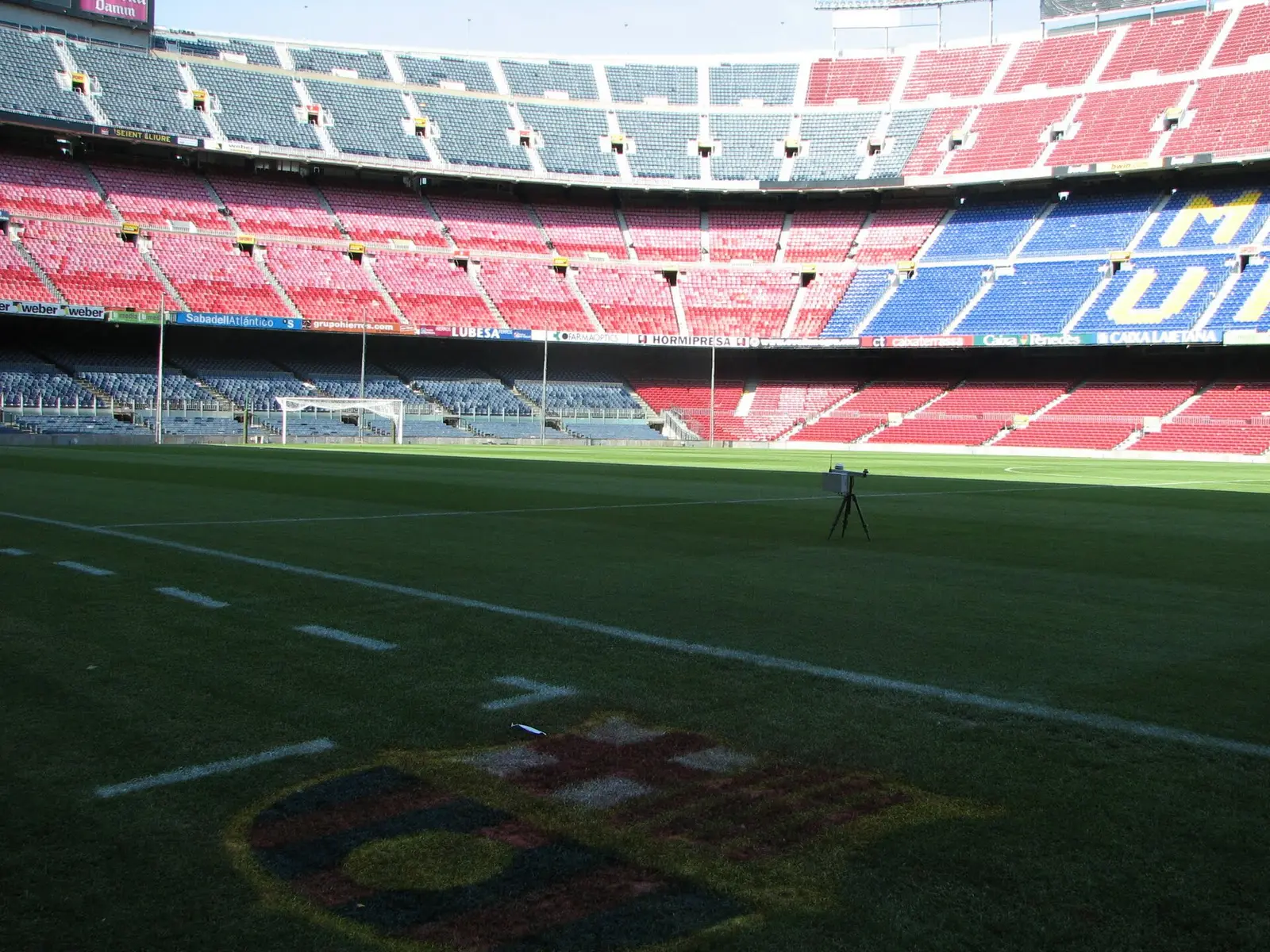 Het veld en de tribunes van Camp Nou