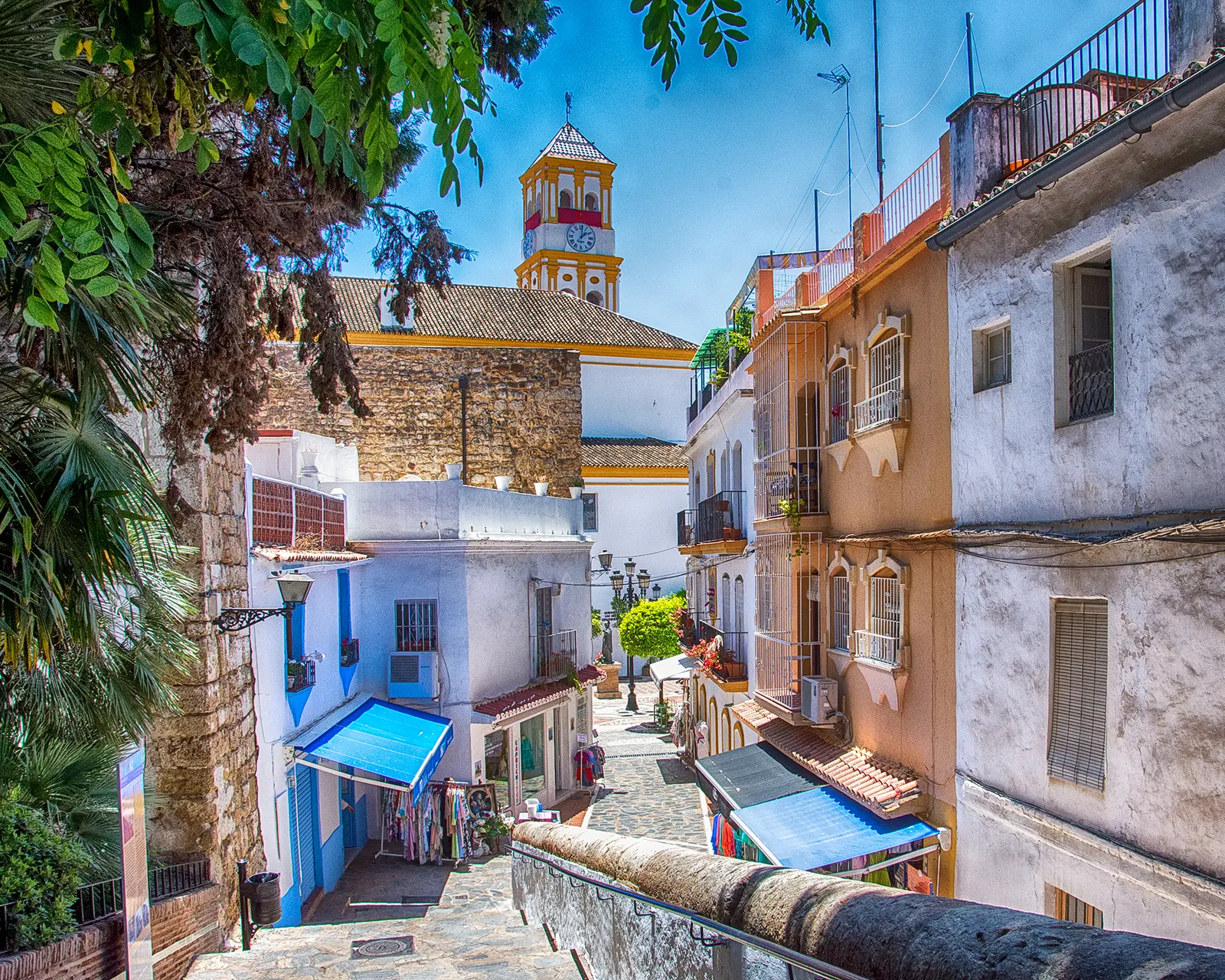 Een kleurrijke straat in de oude stad van Marbella