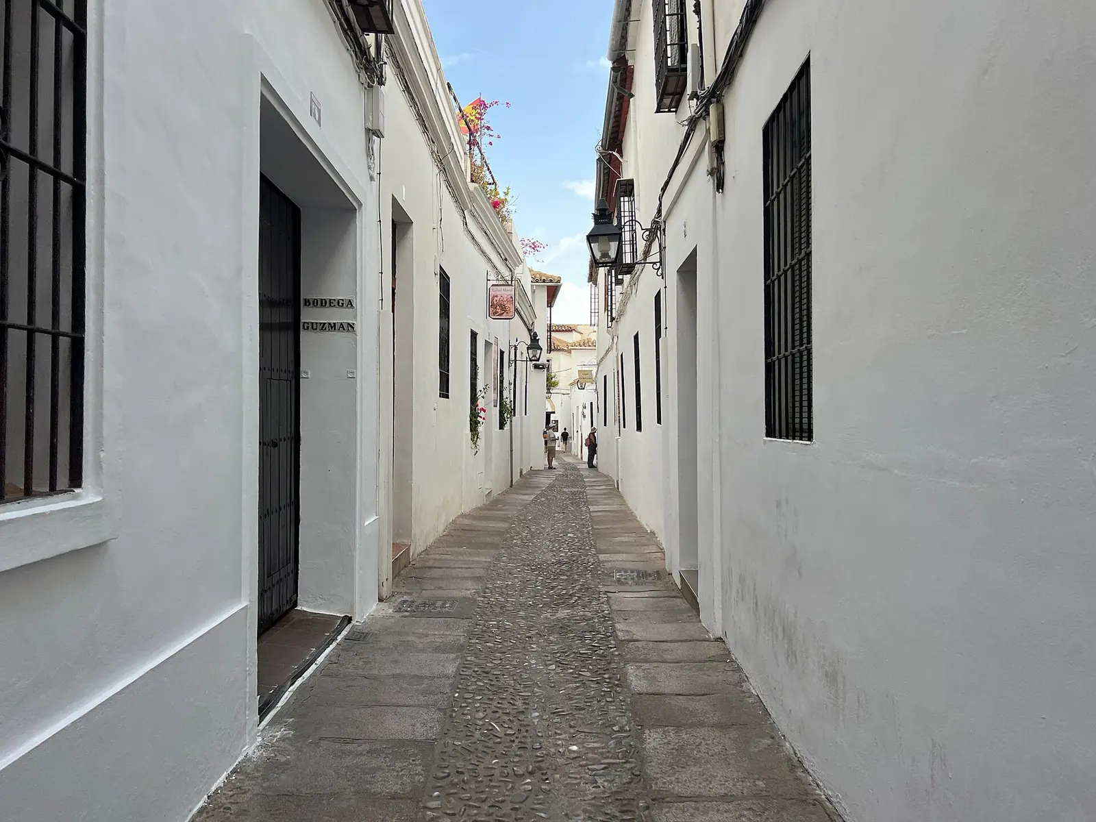 Een witte steeg in de oude Joodse wijk van Córdoba
