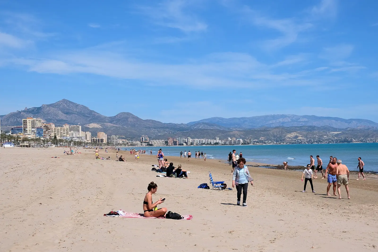Het strand van de Costa Blanca met de bergen erachter