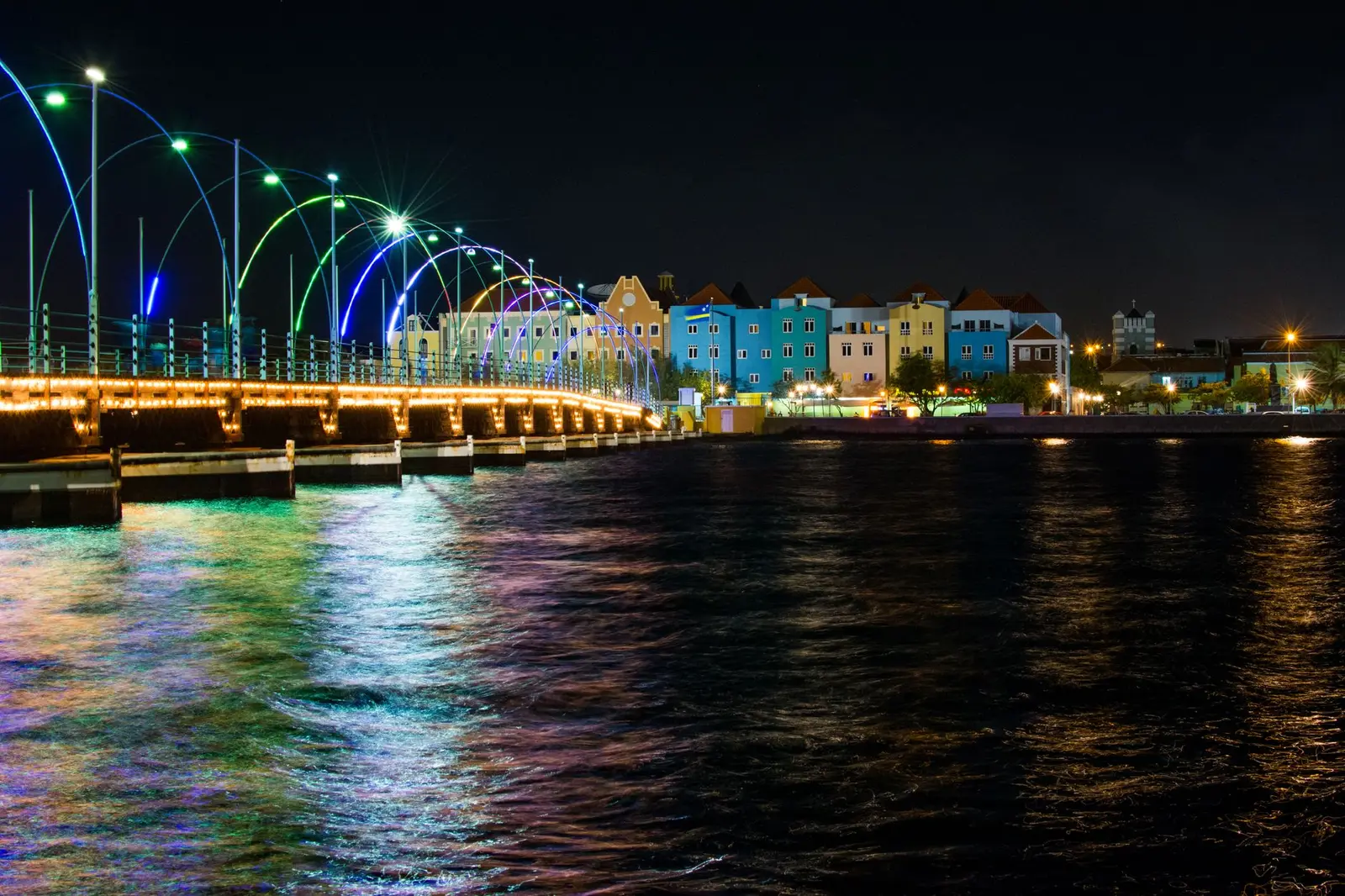 De Handelskade en de Koningin Emmabrug in Willemstad bij avond