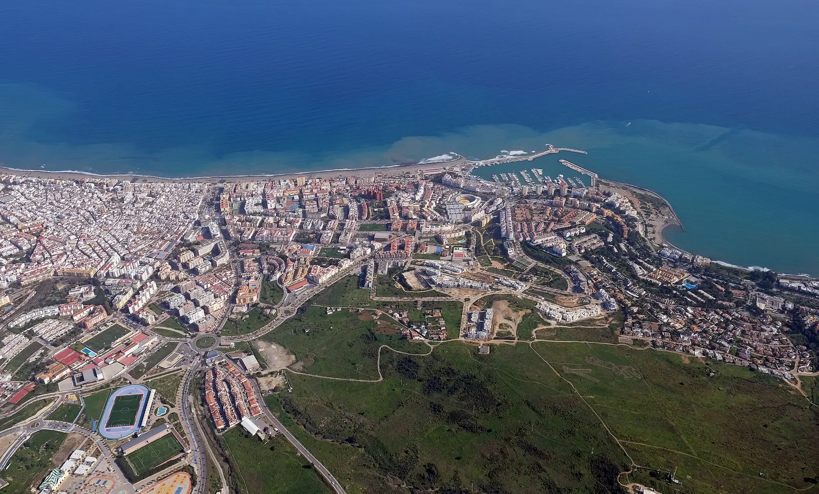 Estepona aan de kust, tussen zee en bergen
