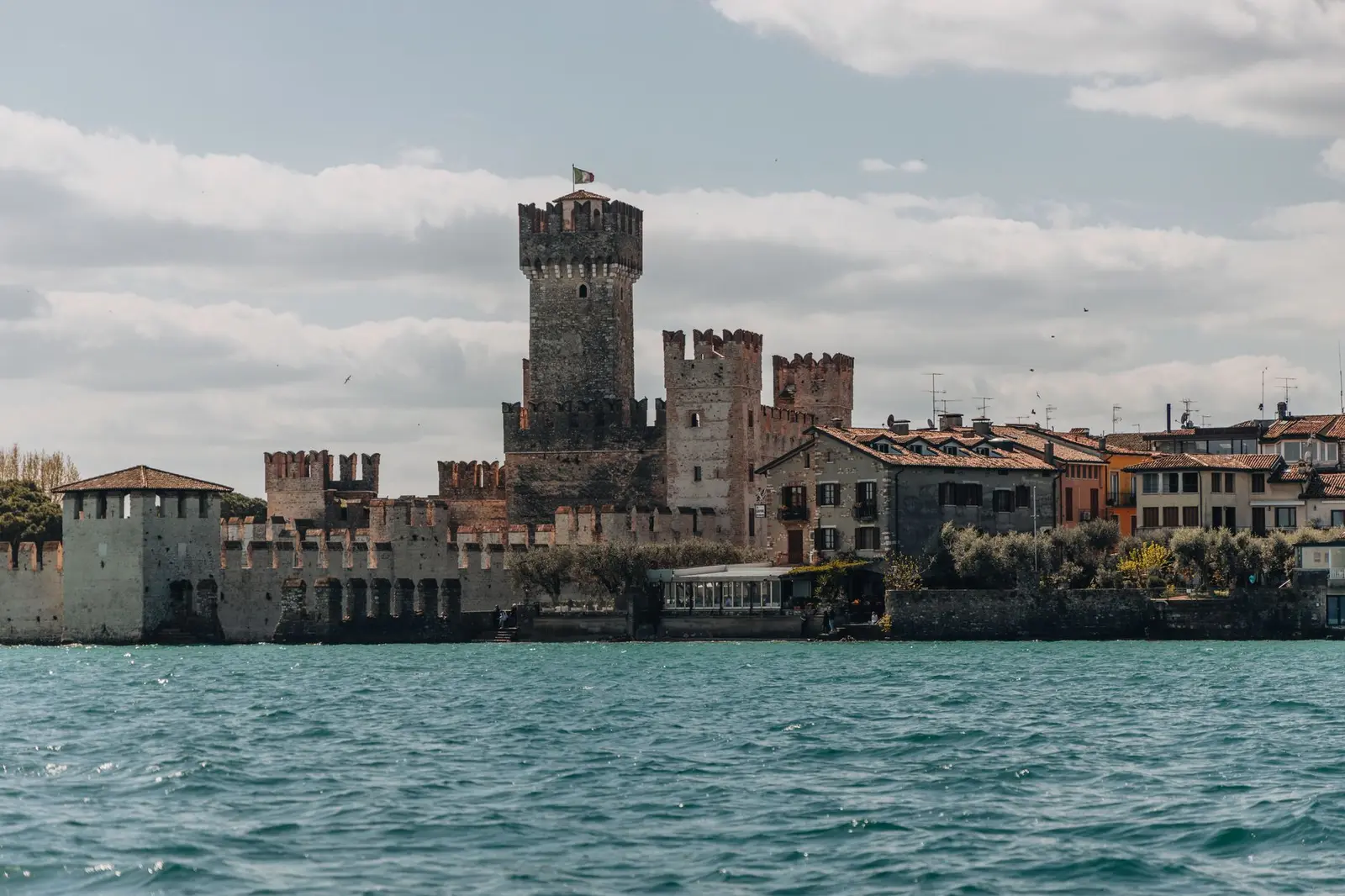 Het Scaligerkasteel van Sirmione aan het Gardameer