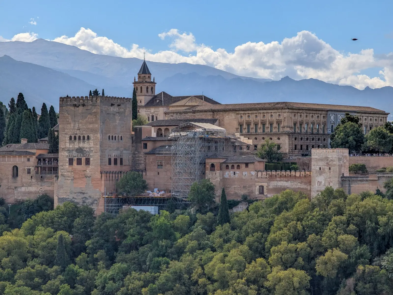 Het Alhambra in Granada tegen de besneeuwde Sierra Nevada