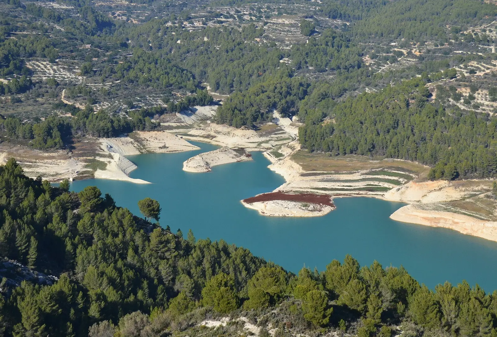 Het turquoise stuwmeer van Guadalest gezien vanaf het kasteel
