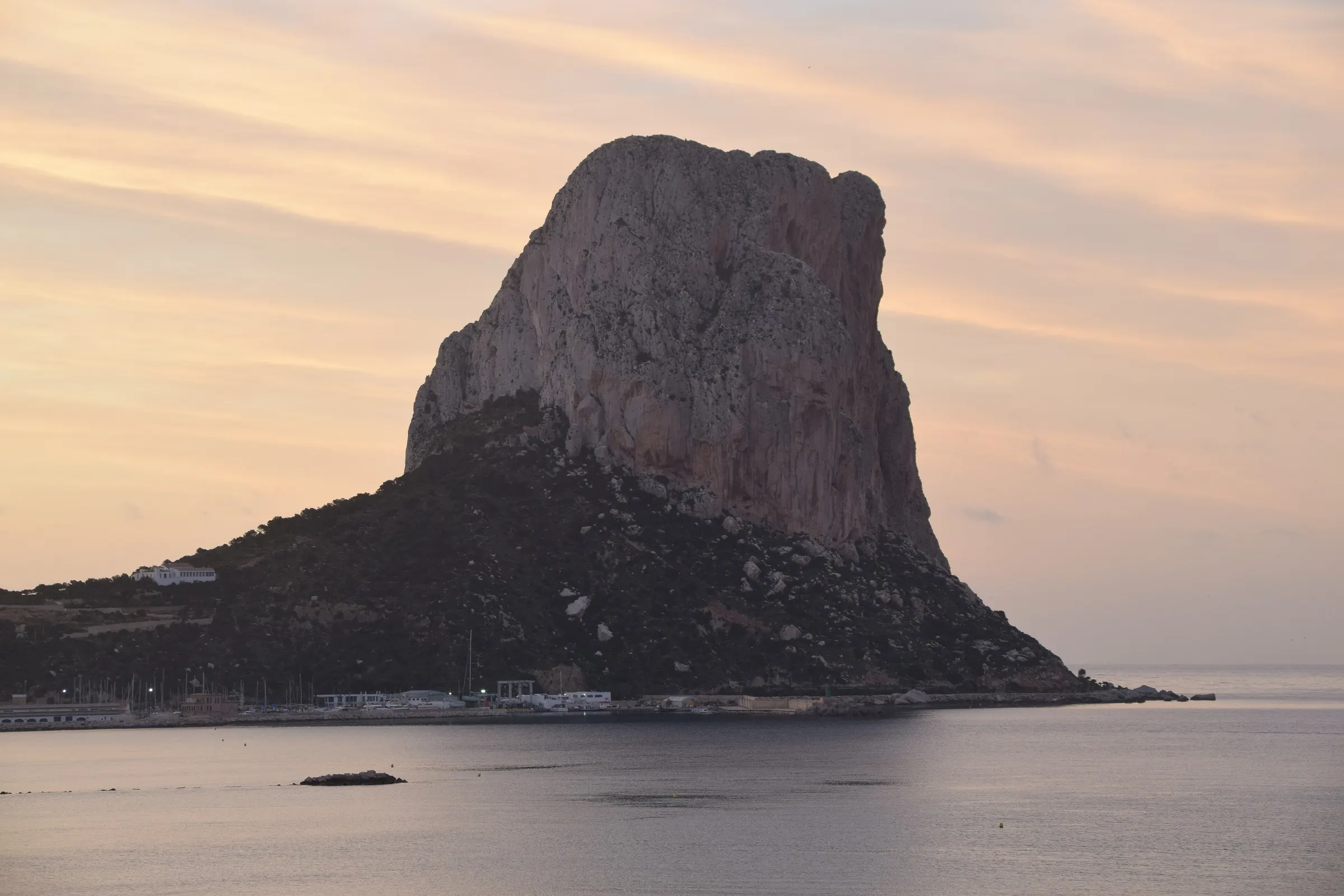 De rots Penon de Ifach bij Calpe bij zonsopkomst