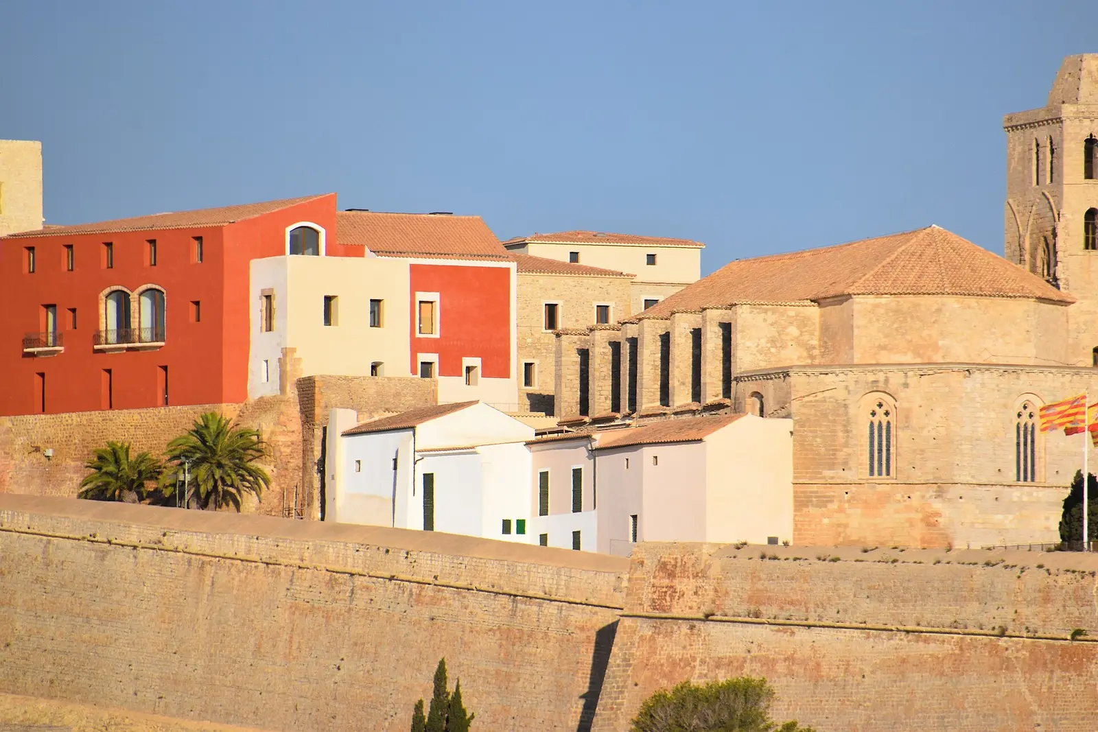 De vestingmuren van Dalt Vila boven Ibiza-stad