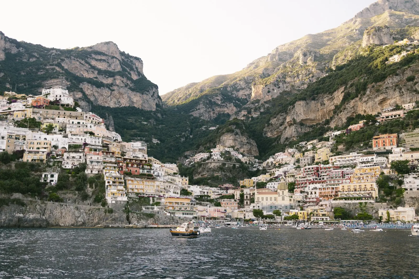 Positano aan de Amalfikust, huizen tegen de rots