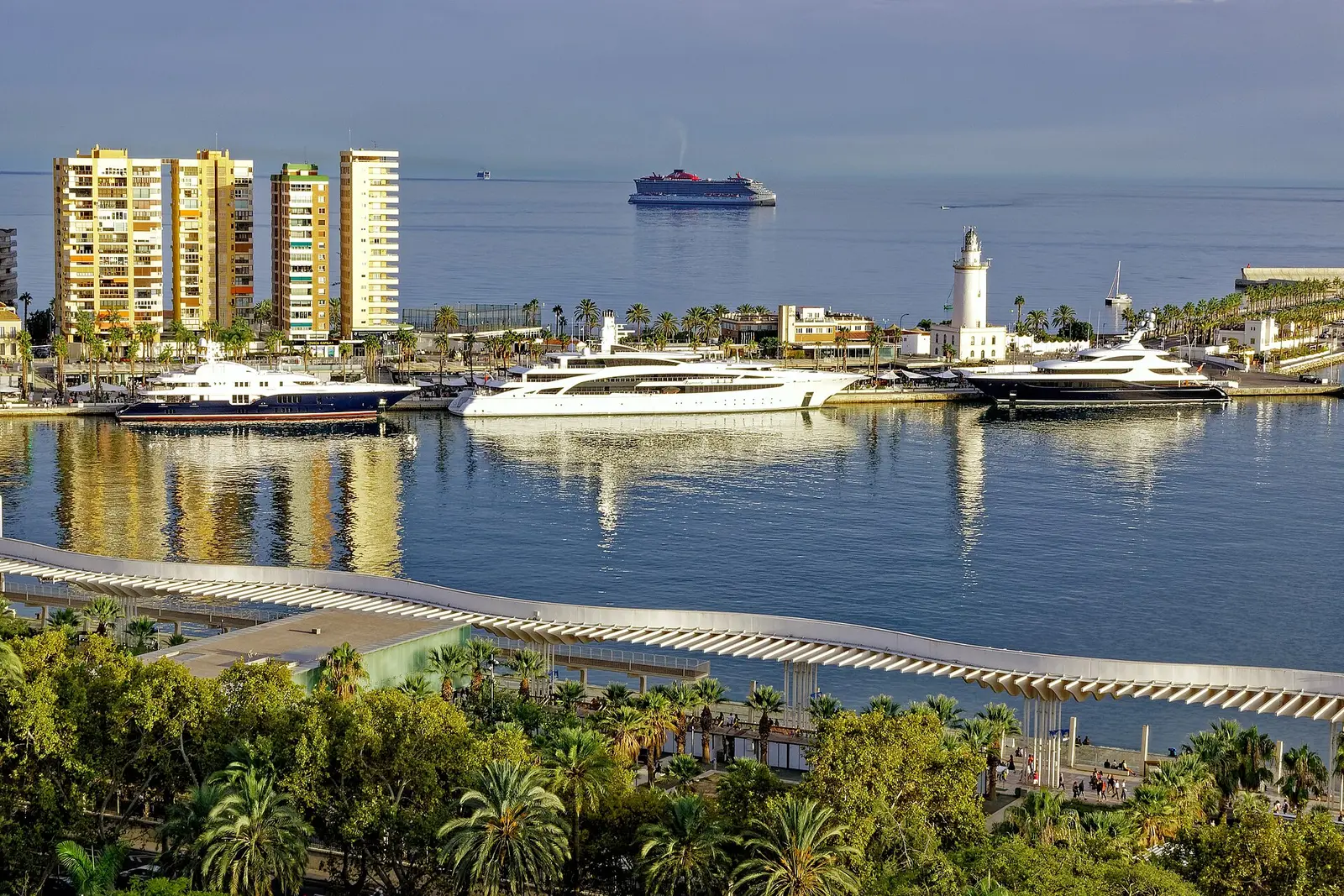 De jachthaven van Málaga met de vuurtoren en de kust