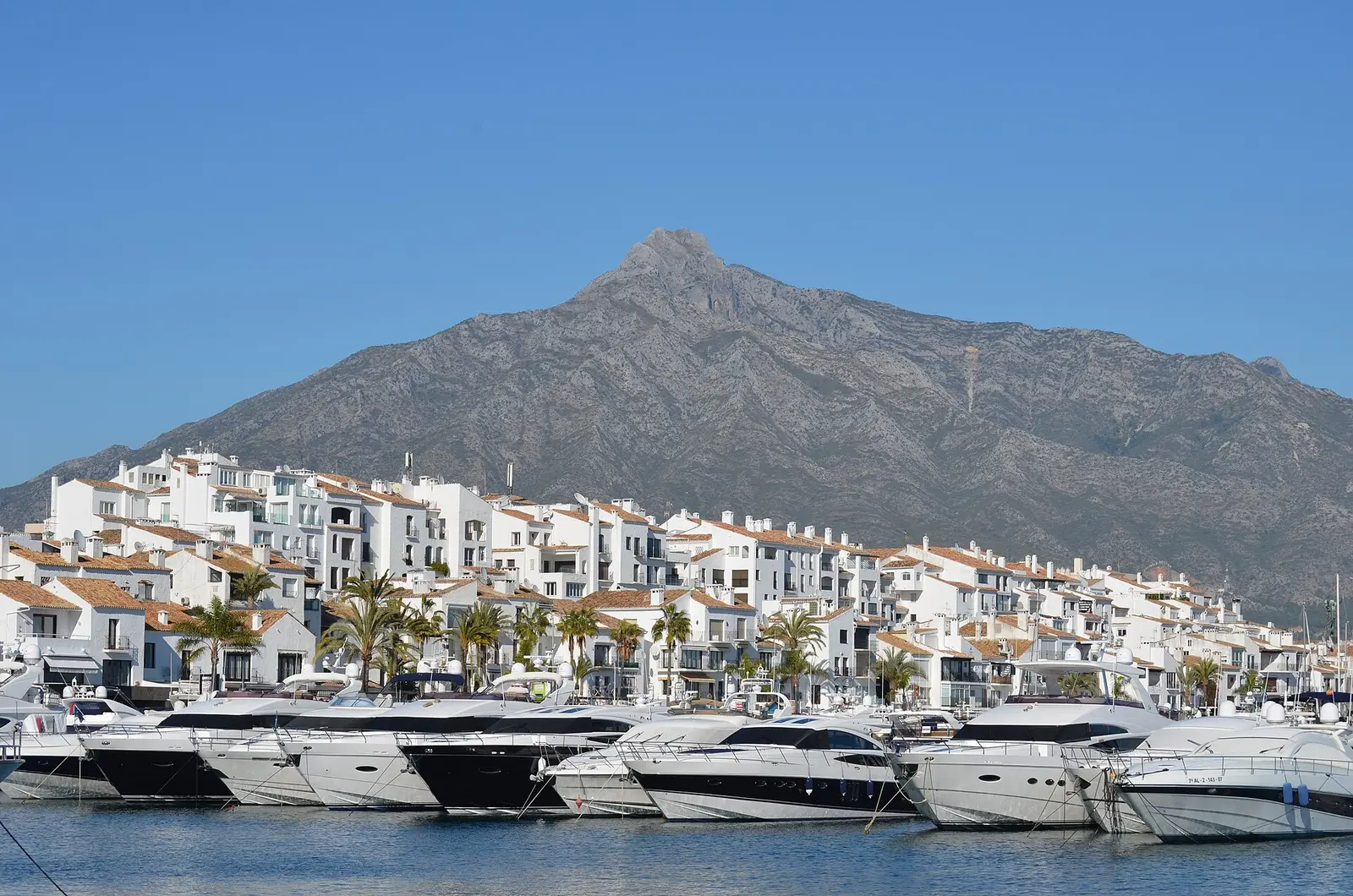 De jachthaven van Marbella onder de berg La Concha