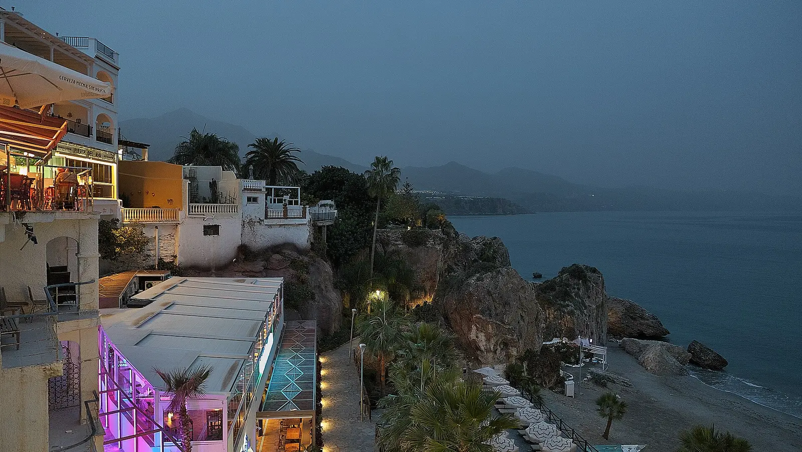 Nerja aan de kust in de avond, met de baai eronder