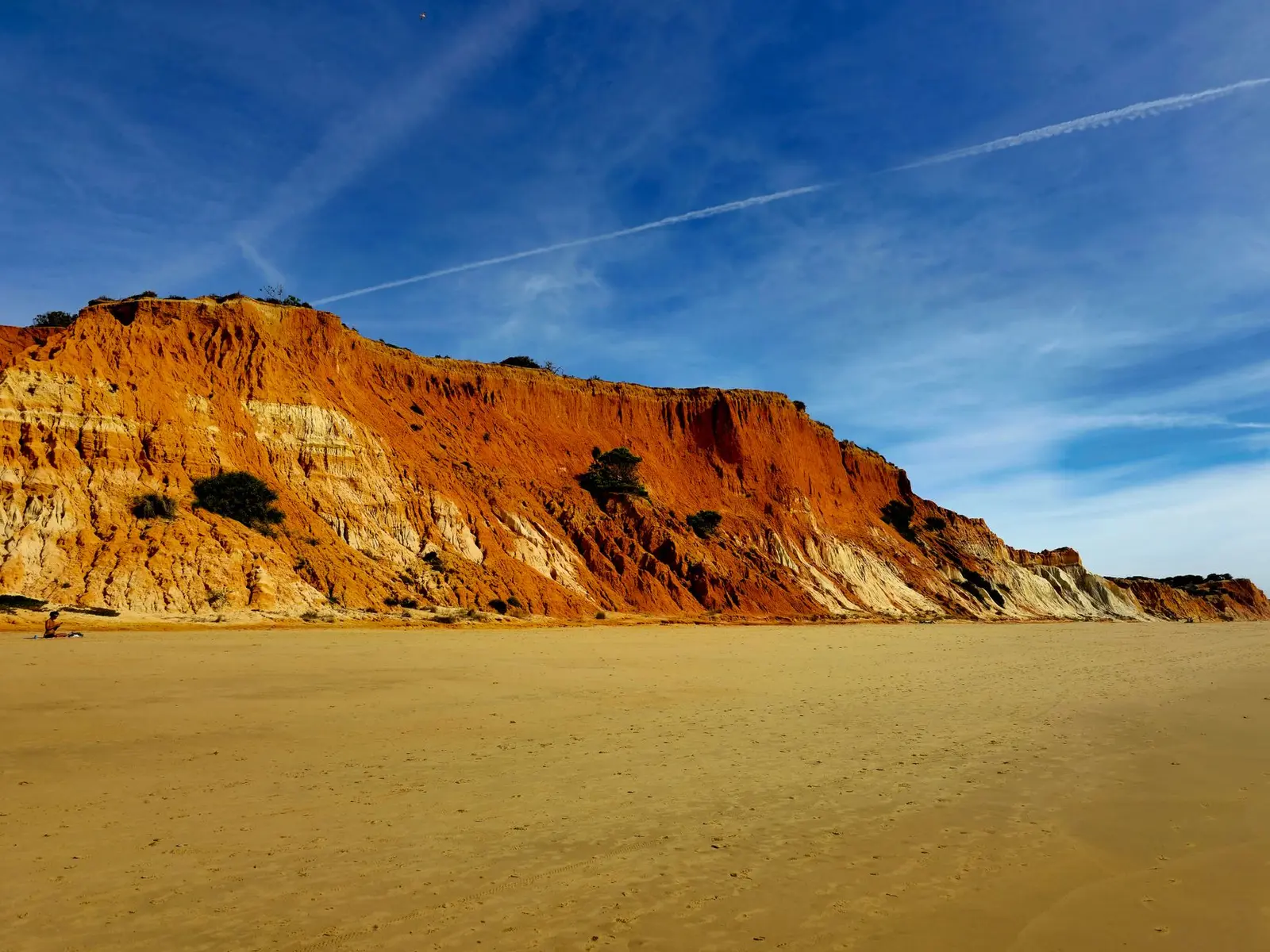 De rode kliffen van Praia da Falesia in de Algarve