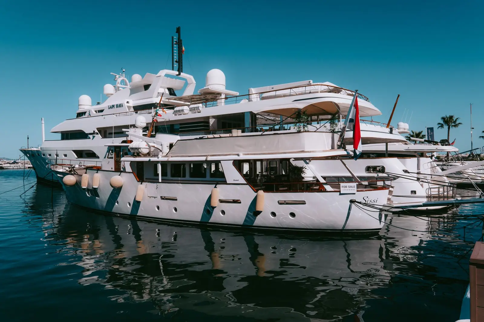 Een superjacht aan de kade van Puerto Banús