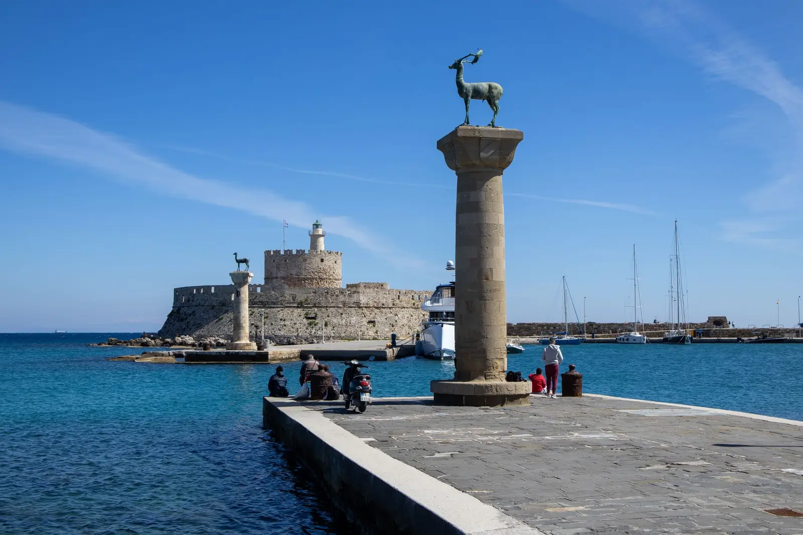 De haven Mandraki van Rhodos met het fort en de hertenbeelden