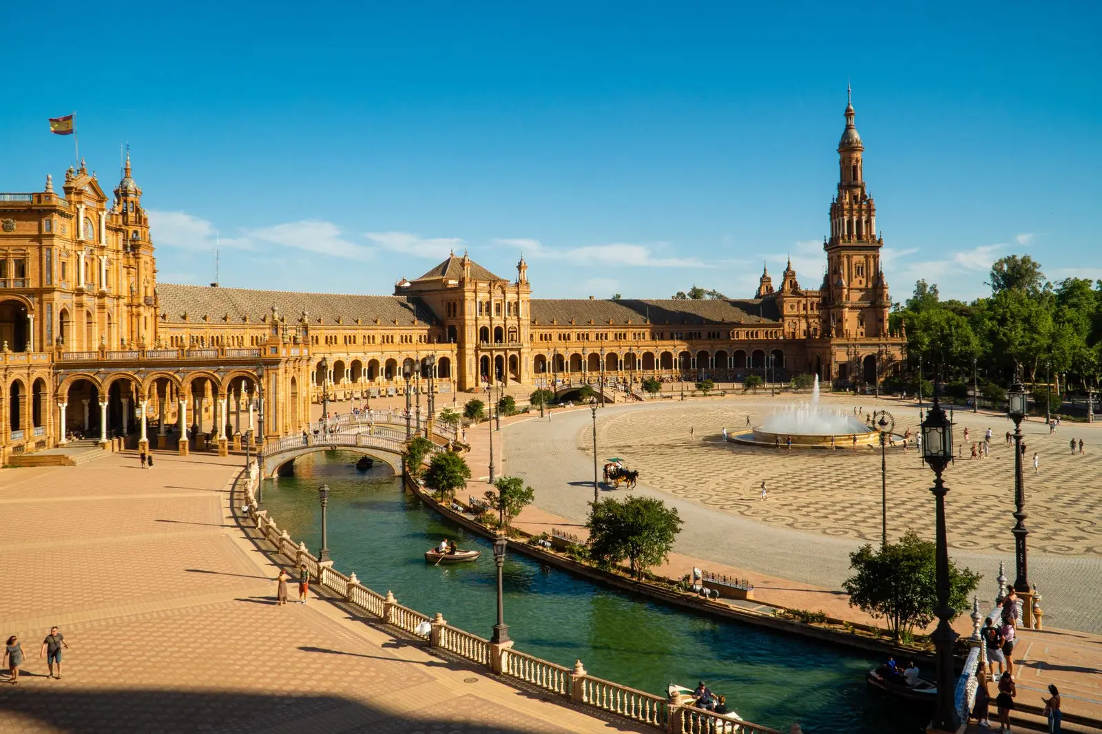 Plaza de España in Sevilla met zijn torens en kanaal