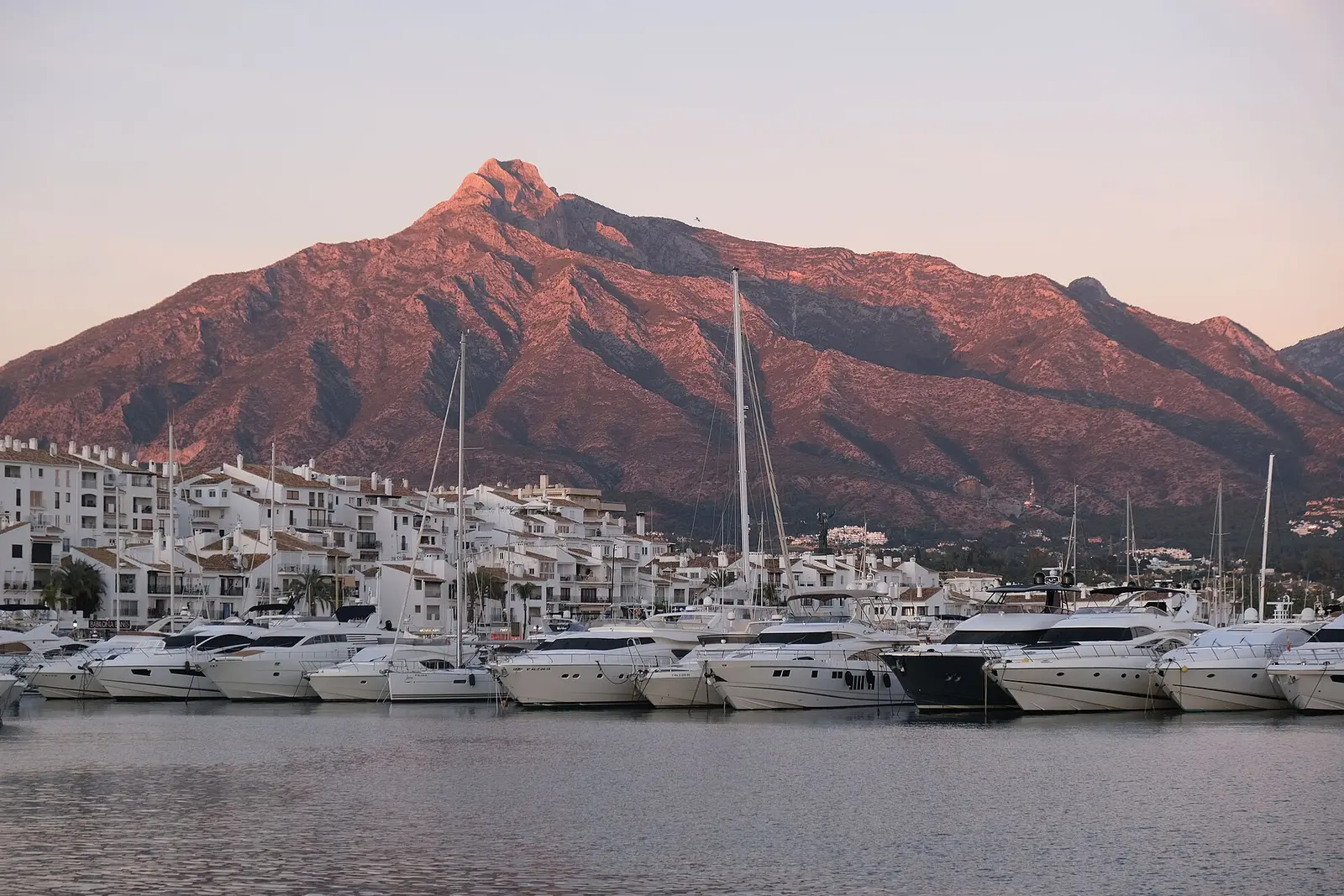 De Sierra Blanca kleurt rood boven de haven van Marbella