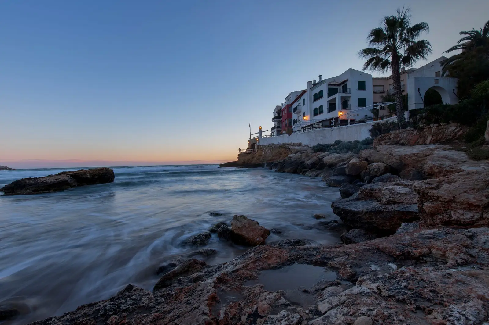 De rotsachtige kust van Spanje in het avondlicht
