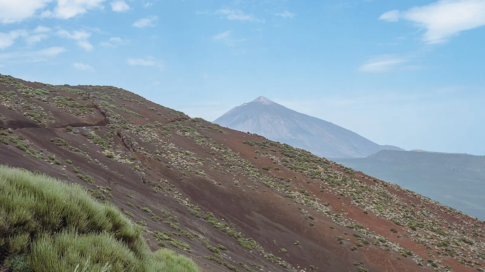 De Teide op Tenerife boven het vulkanische landschap
