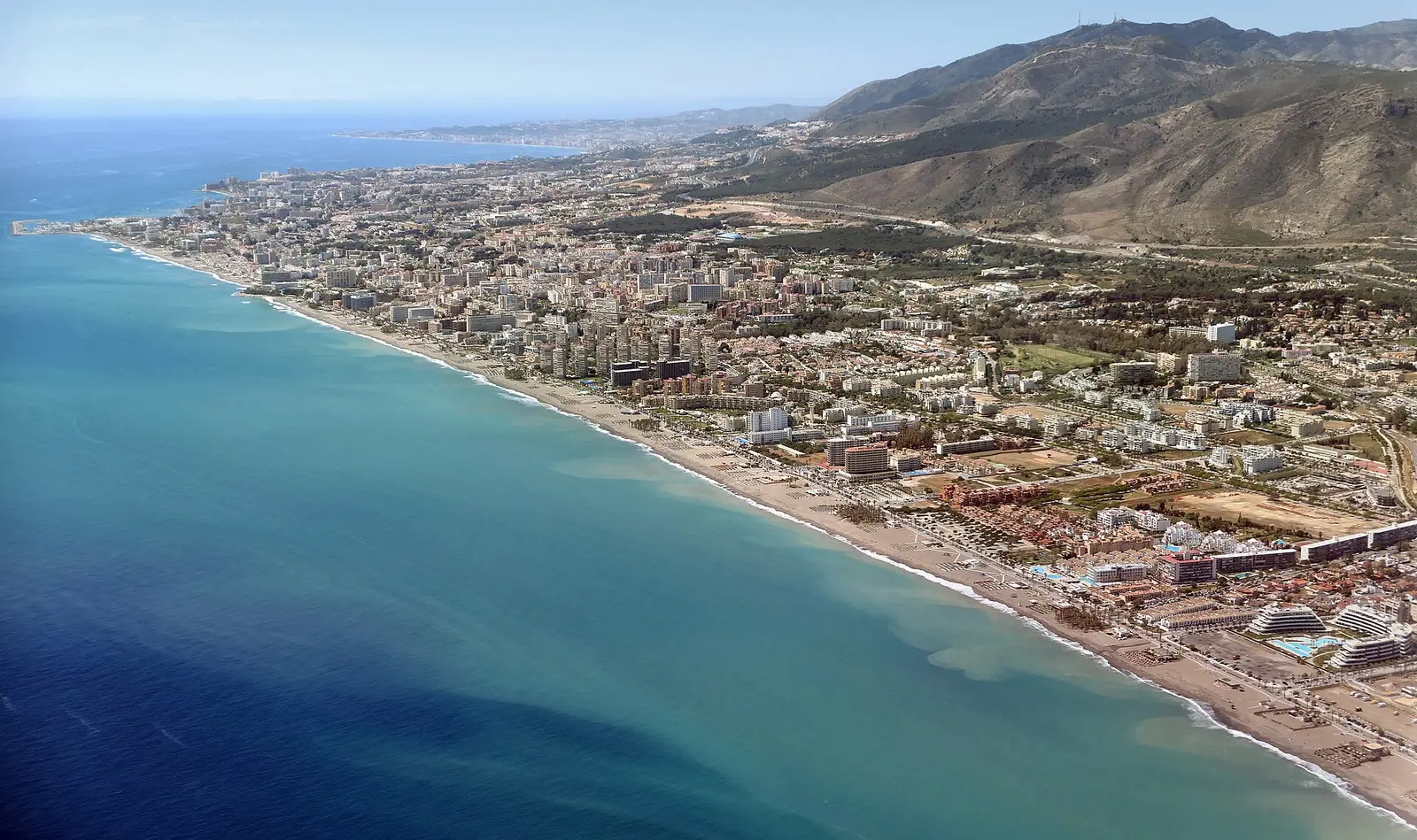 De kustlijn van Torremolinos vanuit de lucht