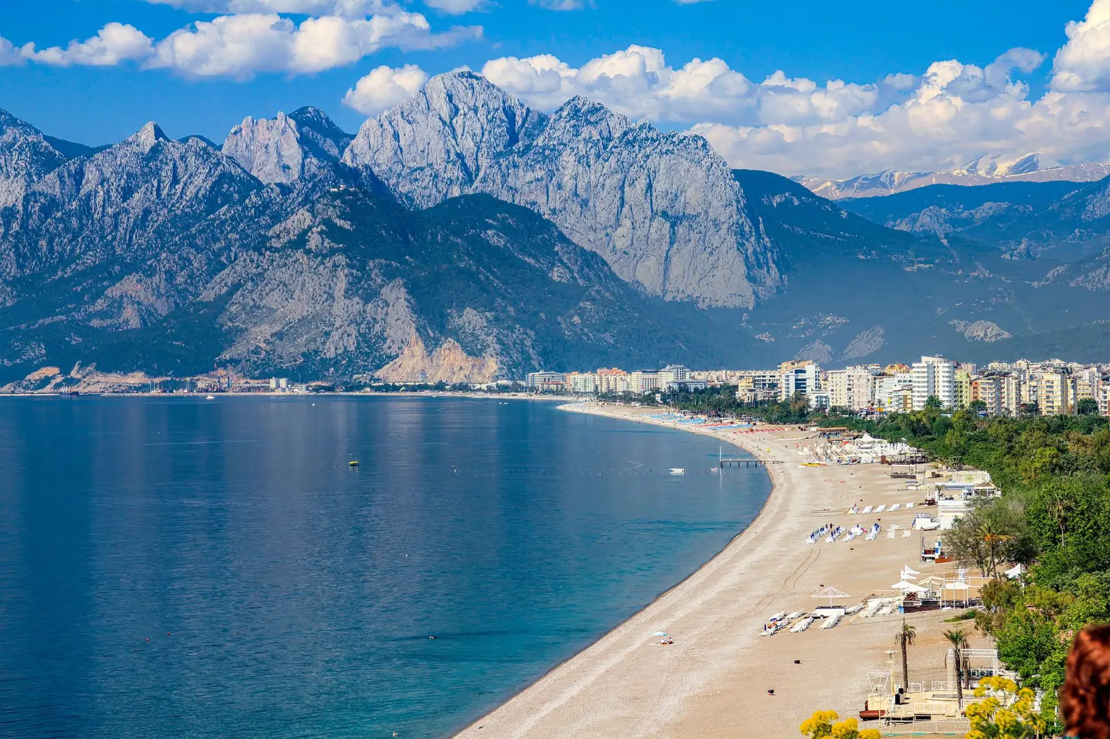 Het strand van Antalya met het Taurusgebergte erachter